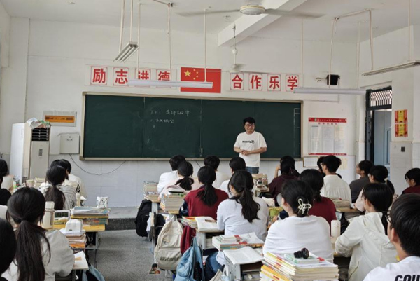 讲台赛智慧 赛场比匠心